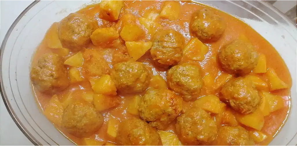 Un plato de albóndigas en salsa