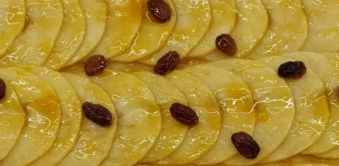 Tarta de manzana con pasas