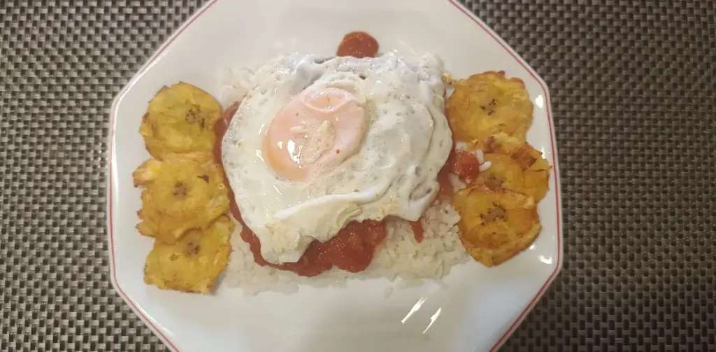 un plato de arroz a la cubana