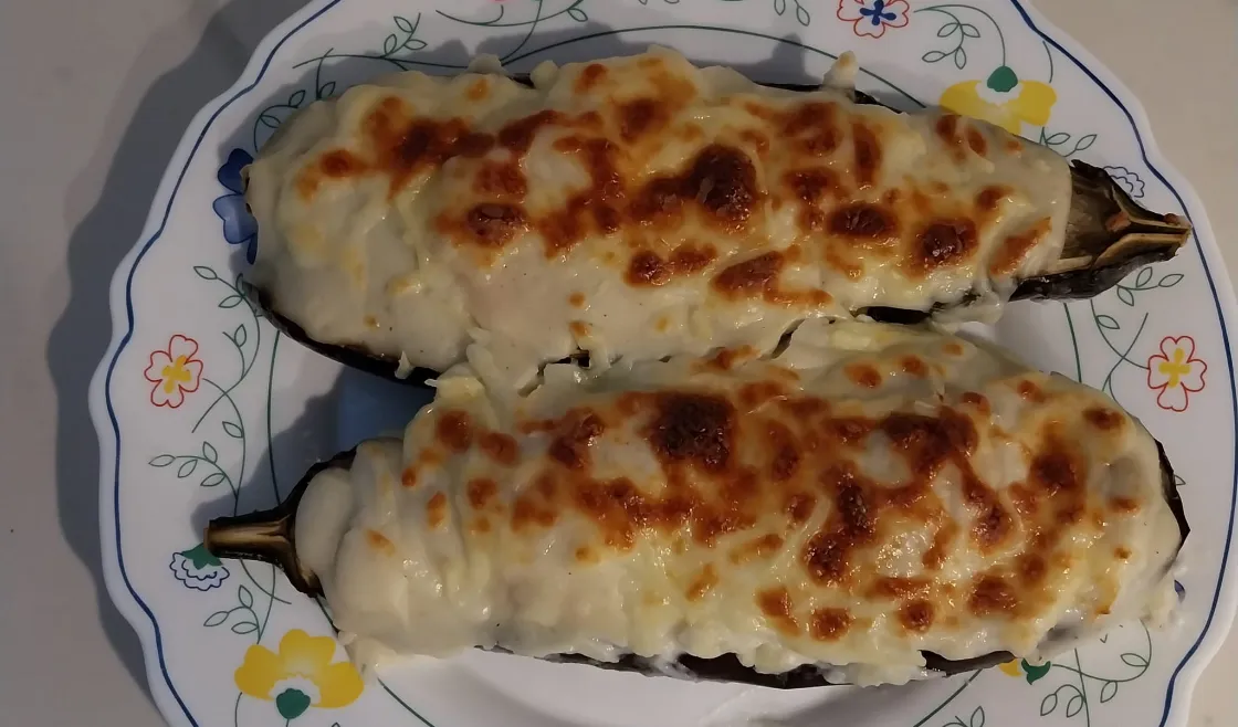 Un plato de berenjenas rellenas