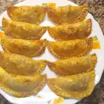 un plato de empanadillas de carne al horno