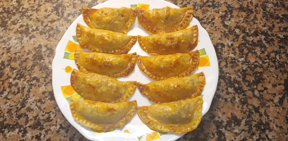 un plato de empanadillas de carne al horno