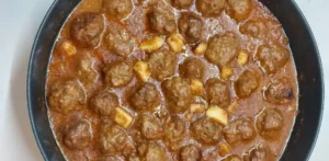 un plato de albóndigas con sepia